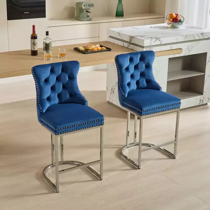 Tabourets de bar Okak (lot de 2), revêtement moderne en velours avec capitonnage et garniture cloutée, piètement en métal nickel brossé pour îlot de cuisine
