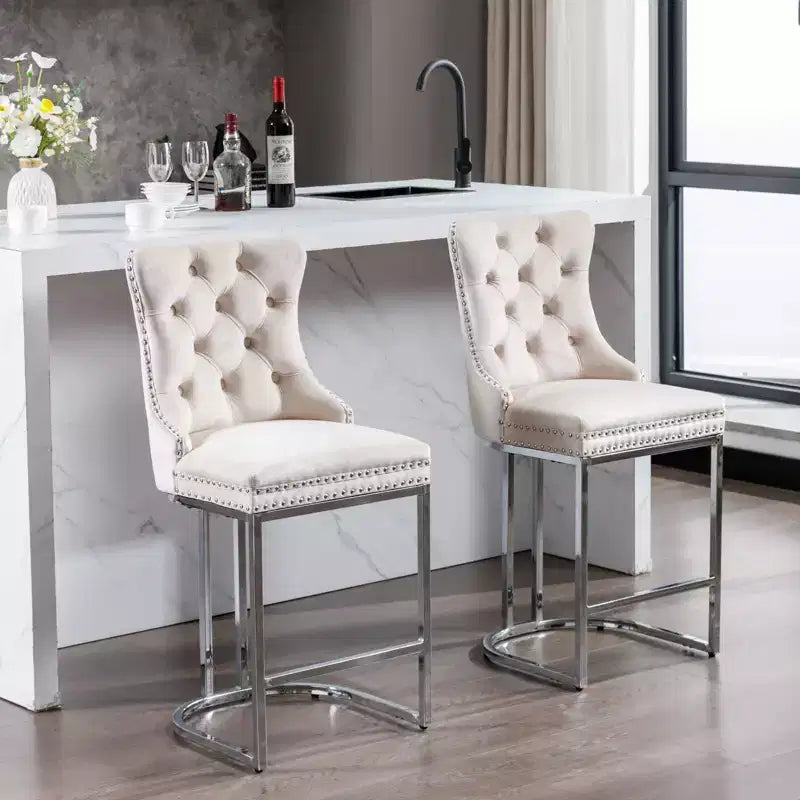 Tabourets de bar Okak (lot de 2), revêtement moderne en velours avec capitonnage et garniture cloutée, piètement en métal nickel brossé pour îlot de cuisine
