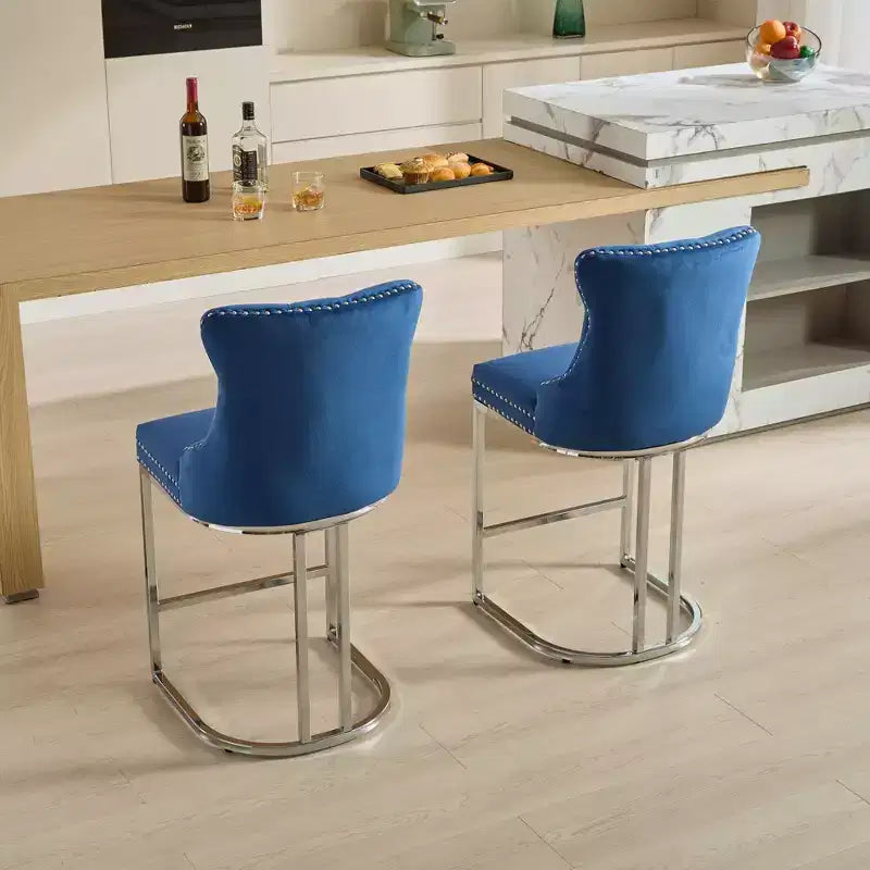 Tabourets de bar Okak (lot de 2), revêtement moderne en velours avec capitonnage et garniture cloutée, piètement en métal nickel brossé pour îlot de cuisine