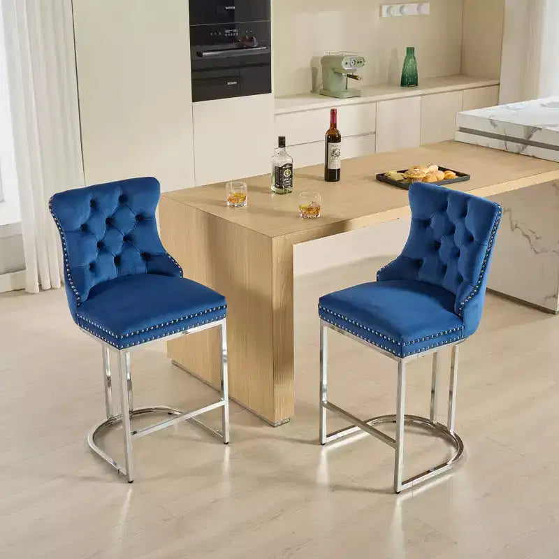 Tabourets de bar Okak (lot de 2), revêtement moderne en velours avec capitonnage et garniture cloutée, piètement en métal nickel brossé pour îlot de cuisine