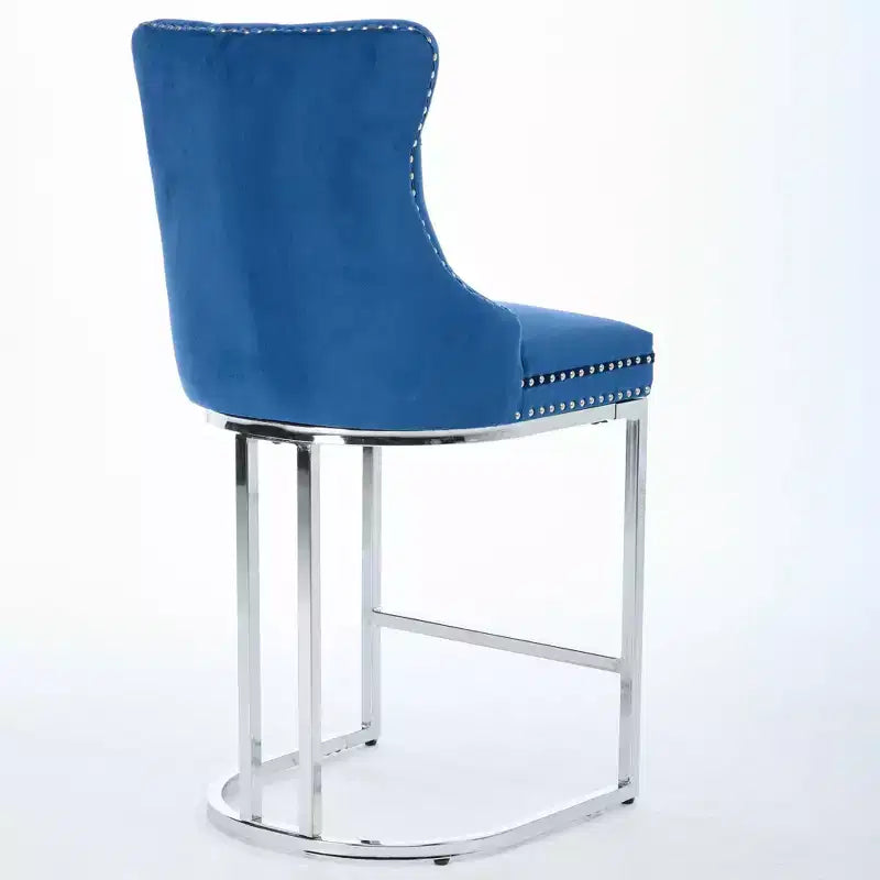 Tabourets de bar Okak (lot de 2), revêtement moderne en velours avec capitonnage et garniture cloutée, piètement en métal nickel brossé pour îlot de cuisine