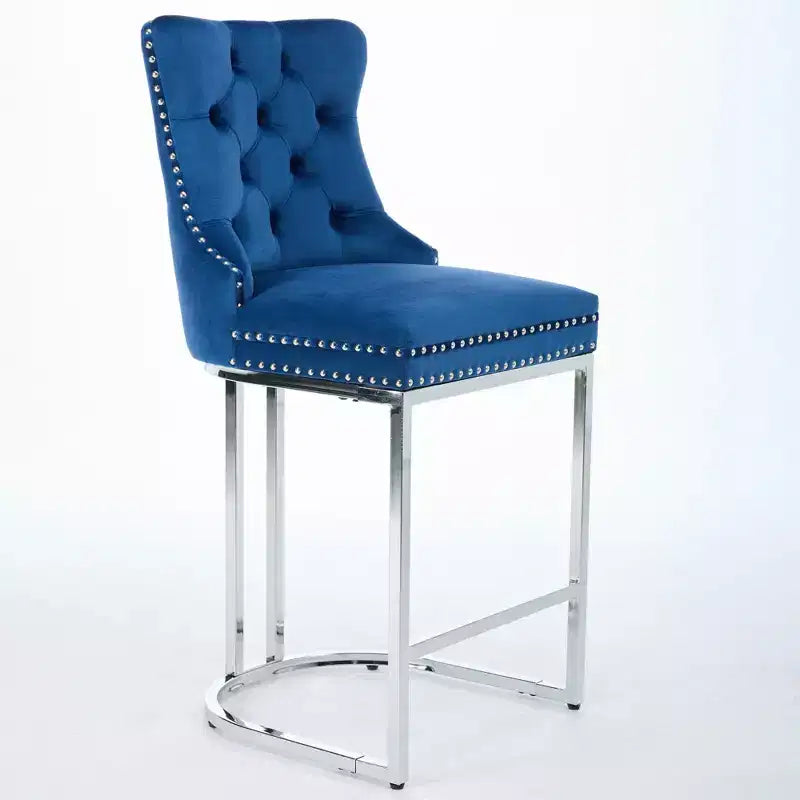Tabourets de bar Okak (lot de 2), revêtement moderne en velours avec capitonnage et garniture cloutée, piètement en métal nickel brossé pour îlot de cuisine