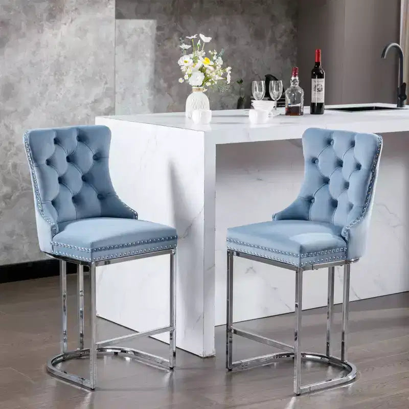 Tabourets de bar Okak (lot de 2), revêtement moderne en velours avec capitonnage et garniture cloutée, piètement en métal nickel brossé pour îlot de cuisine