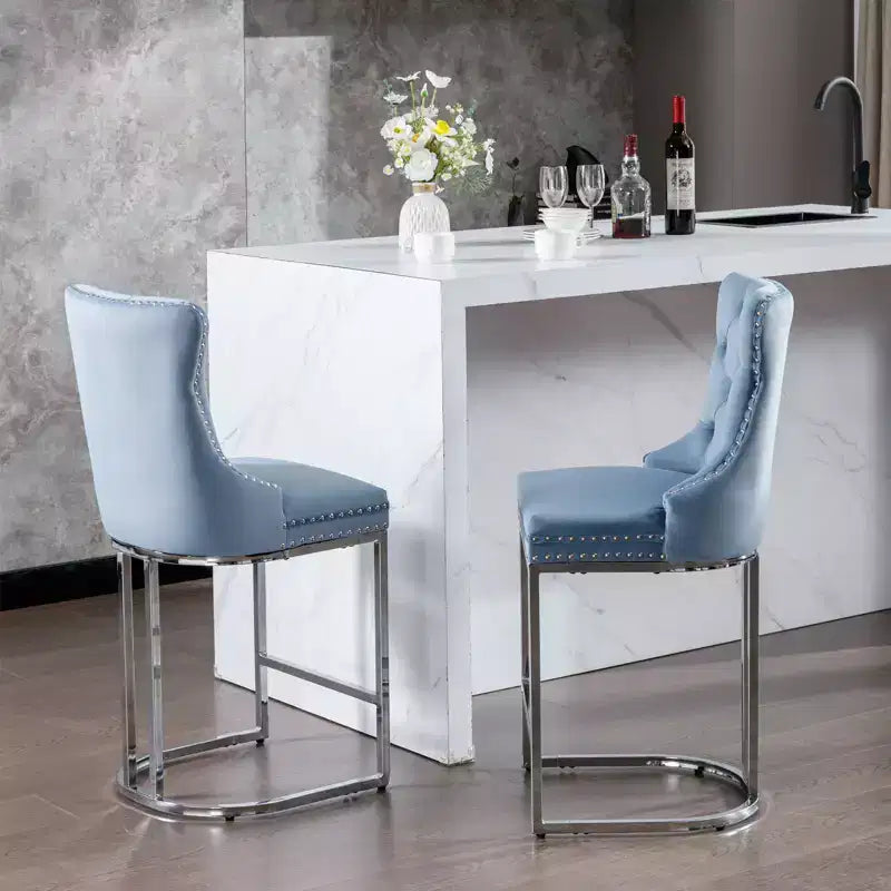 Tabourets de bar Okak (lot de 2), revêtement moderne en velours avec capitonnage et garniture cloutée, piètement en métal nickel brossé pour îlot de cuisine
