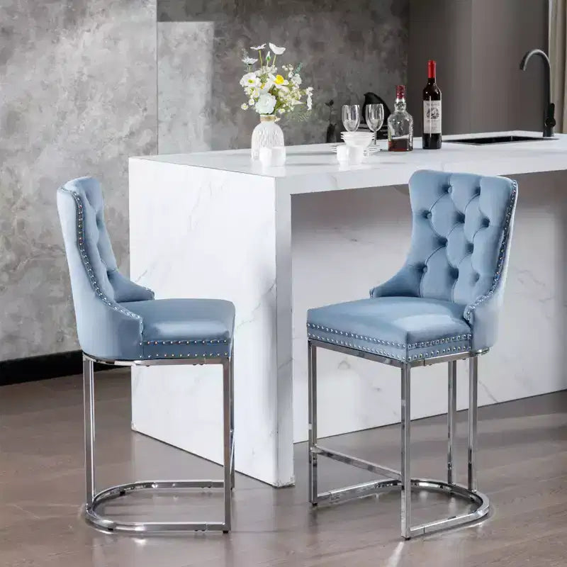 Tabourets de bar Okak (lot de 2), revêtement moderne en velours avec capitonnage et garniture cloutée, piètement en métal nickel brossé pour îlot de cuisine