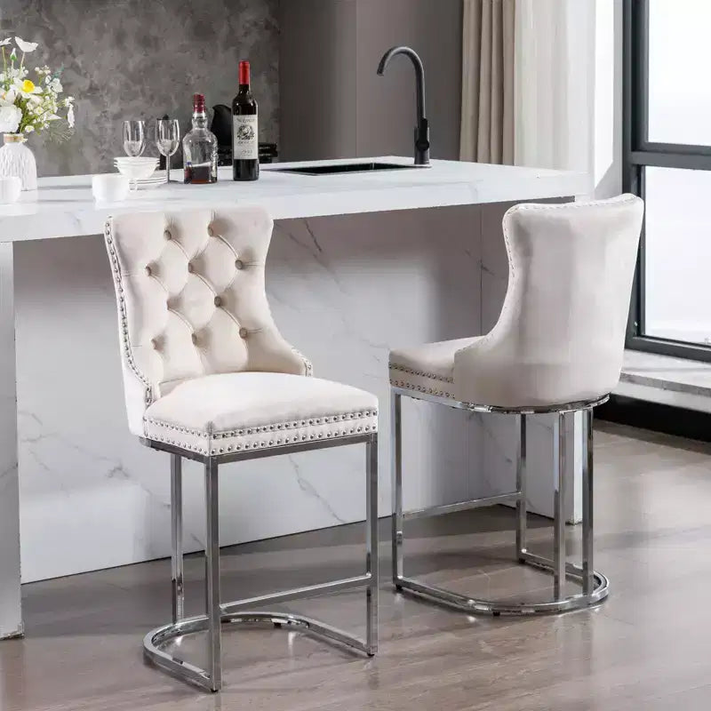 Tabourets de bar Okak (lot de 2), revêtement moderne en velours avec capitonnage et garniture cloutée, piètement en métal nickel brossé pour îlot de cuisine