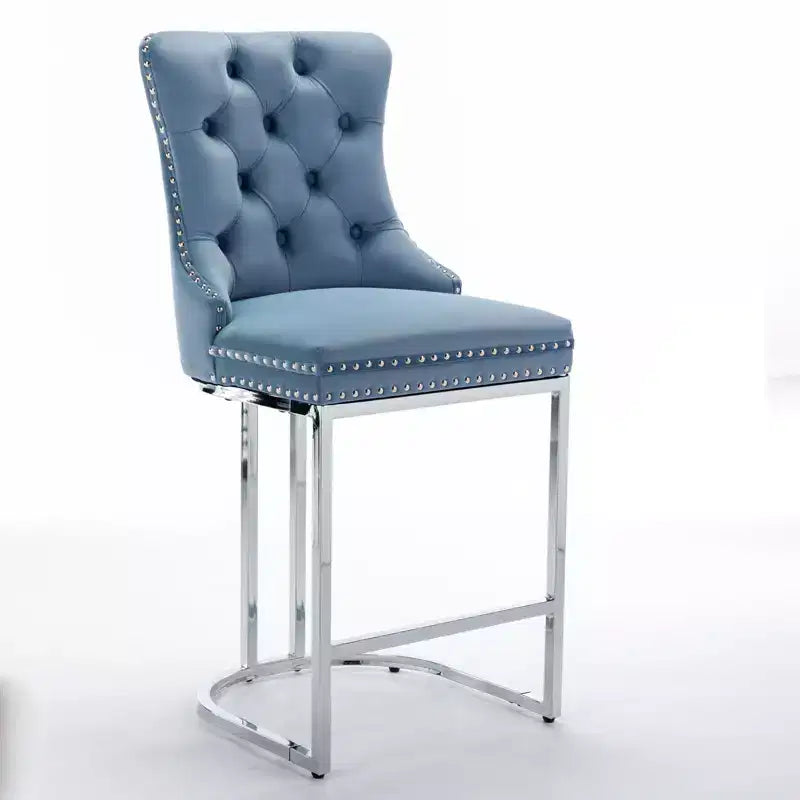 Tabourets de bar Okak (lot de 2), revêtement moderne en velours avec capitonnage et garniture cloutée, piètement en métal nickel brossé pour îlot de cuisine