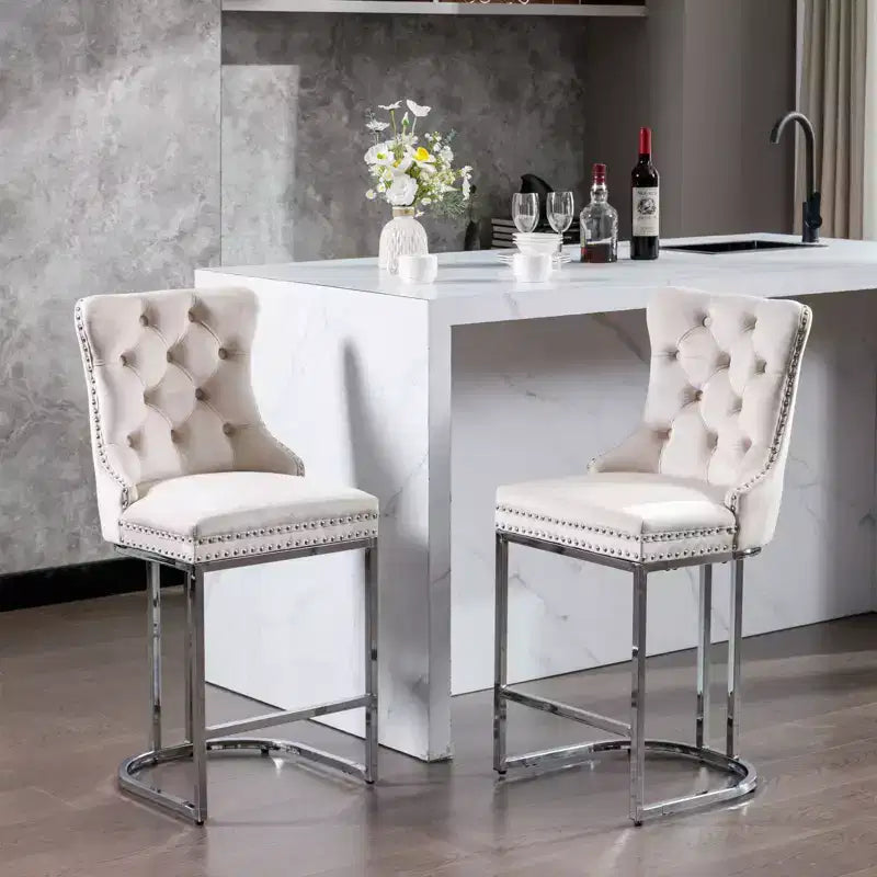 Tabourets de bar Okak (lot de 2), revêtement moderne en velours avec capitonnage et garniture cloutée, piètement en métal nickel brossé pour îlot de cuisine