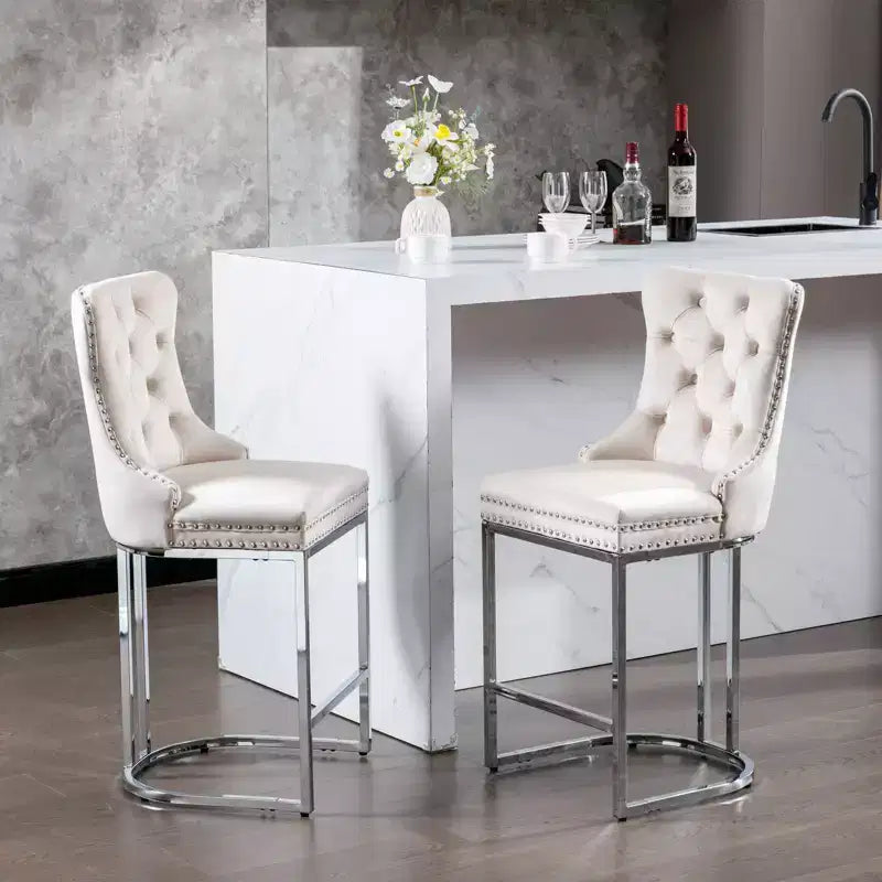 Tabourets de bar Okak (lot de 2), revêtement moderne en velours avec capitonnage et garniture cloutée, piètement en métal nickel brossé pour îlot de cuisine