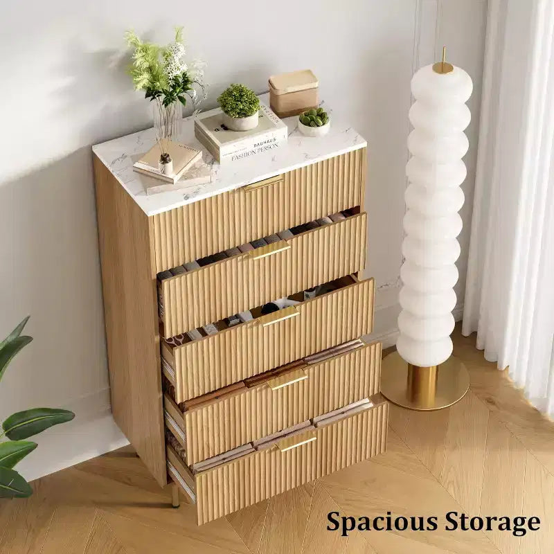 Commode DobleePy à 5 tiroirs en chêne avec plateau en faux marbre, commode moderne en bois cannelé avec poignées dorées pour chambre à coucher, salon, entrée, hauteur 122 cm