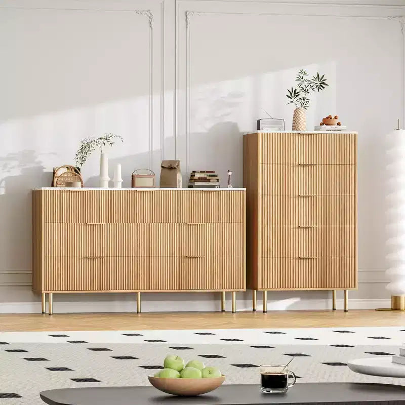 Commode DobleePy à 5 tiroirs en chêne avec plateau en faux marbre, commode moderne en bois cannelé avec poignées dorées pour chambre à coucher, salon, entrée, hauteur 122 cm