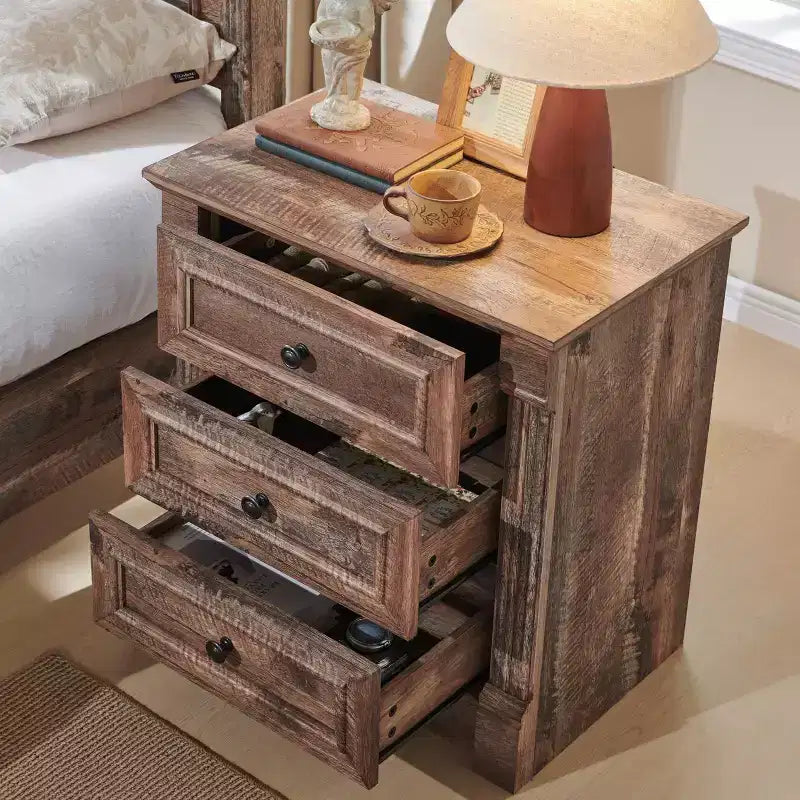 Table de chevet Mastgoal 26 avec station de charge, table d'appoint rustique en bois de style ferme de 23,6 pouces et 3 tiroirs