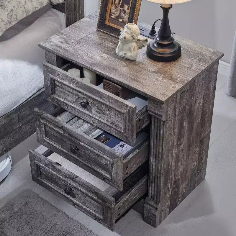 Table de chevet Mastgoal 26 avec station de charge, table d'appoint rustique en bois de style ferme de 23,6 pouces et 3 tiroirs
