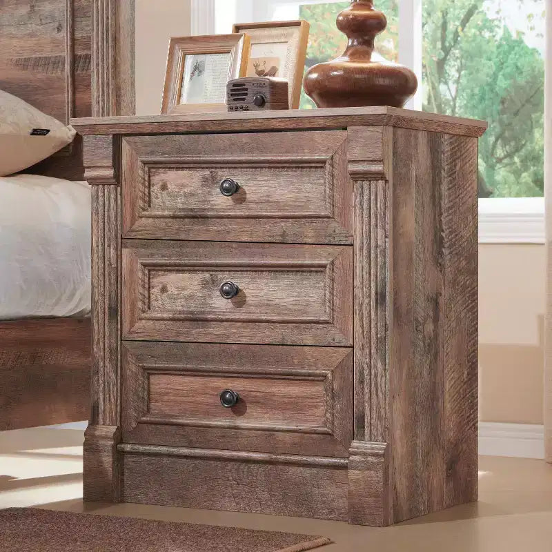 Table de chevet Mastgoal 26 avec station de charge, table d'appoint rustique en bois de style ferme de 23,6 pouces et 3 tiroirs