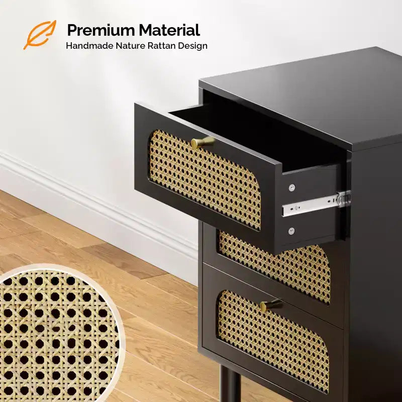 Table de chevet en rotin VINGLI avec station de recharge, table de chevet noire de 68,5 cm avec 3 tiroirs pour chambre à coucher