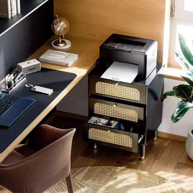 Table de chevet en rotin VINGLI avec station de recharge, table de chevet noire de 68,5 cm avec 3 tiroirs pour chambre à coucher