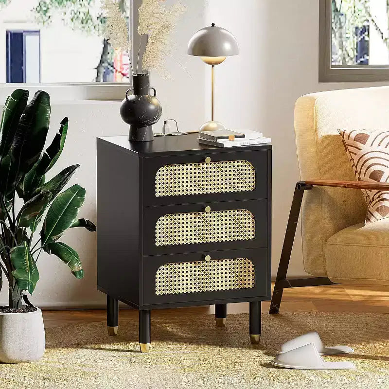 Table de chevet en rotin VINGLI avec station de recharge, table de chevet noire de 68,5 cm avec 3 tiroirs pour chambre à coucher