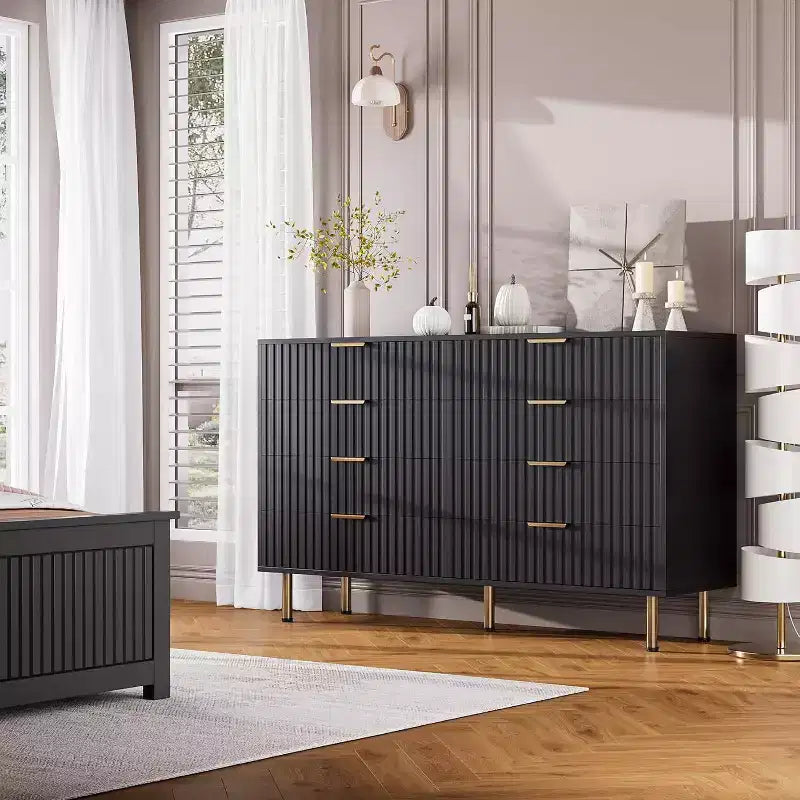 Commode à 8 tiroirs cannelés de 55", commode moderne en bois avec pieds dorés, tiroirs de rangement profonds pour chambre à coucher, salon, couloir.