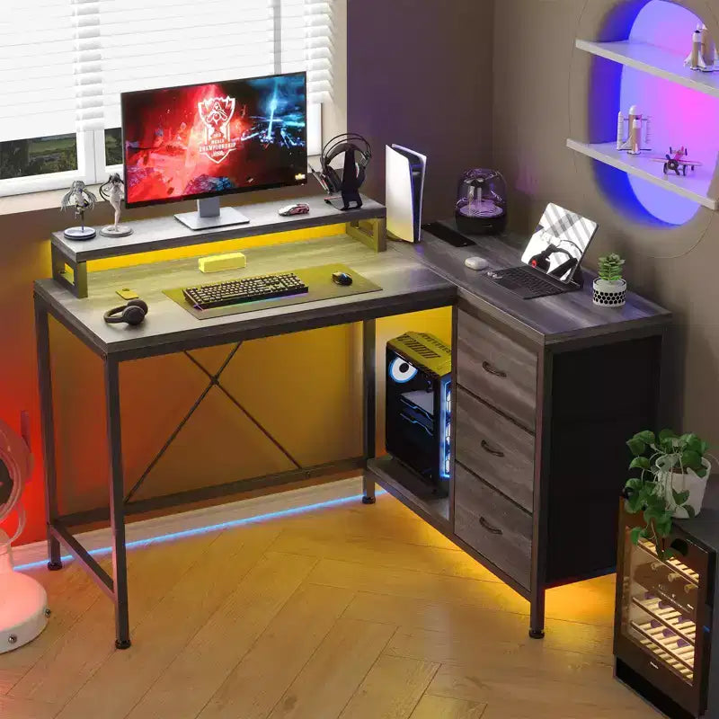 Bureau d'ordinateur de 43 pouces, bureau en L avec prises de courant et lumières LED, bureau de jeu à 3 tiroirs avec étagères de rangement et support d'écran
