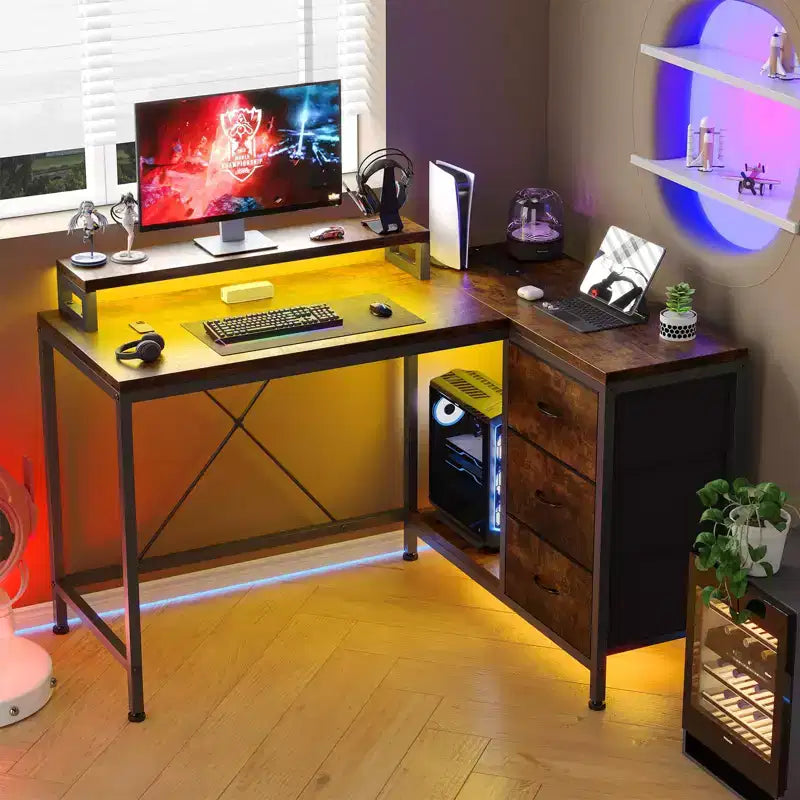 Bureau d'ordinateur de 43 pouces, bureau en L avec prises de courant et lumières LED, bureau de jeu à 3 tiroirs avec étagères de rangement et support d'écran