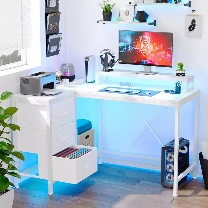Bureau d'ordinateur de 43 pouces, bureau en L avec prises de courant et lumières LED, bureau de jeu à 3 tiroirs avec étagères de rangement et support d'écran