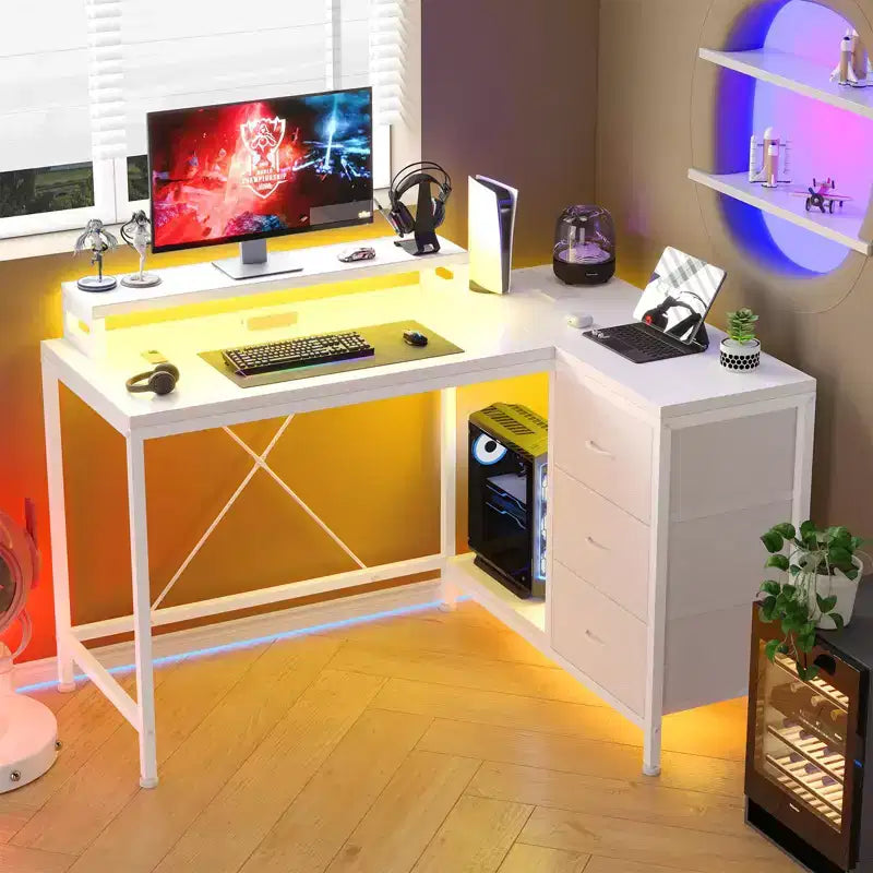 Bureau d'ordinateur de 43 pouces, bureau en L avec prises de courant et lumières LED, bureau de jeu à 3 tiroirs avec étagères de rangement et support d'écran