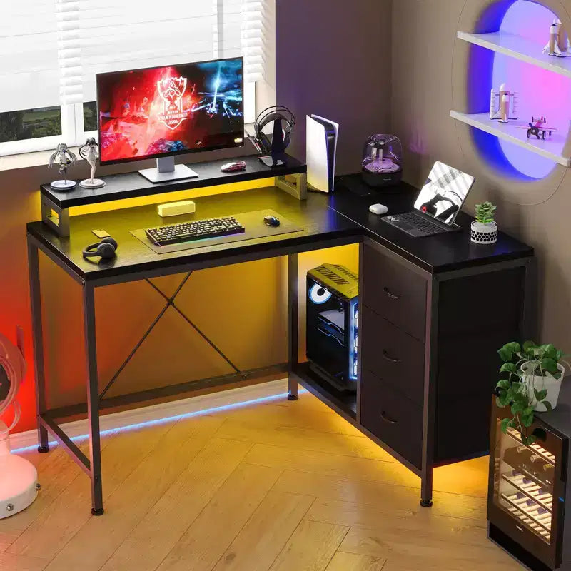 Bureau d'ordinateur de 43 pouces, bureau en L avec prises de courant et lumières LED, bureau de jeu à 3 tiroirs avec étagères de rangement et support d'écran