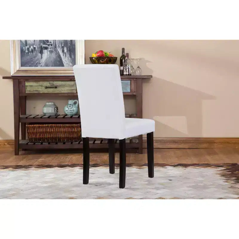 Chaises de salle à manger de style urbain Okak, chaises Parsons lot de 2, revêtement en similicuir résistant aux UV, pieds en bois massif couleur expresso et dossier fin