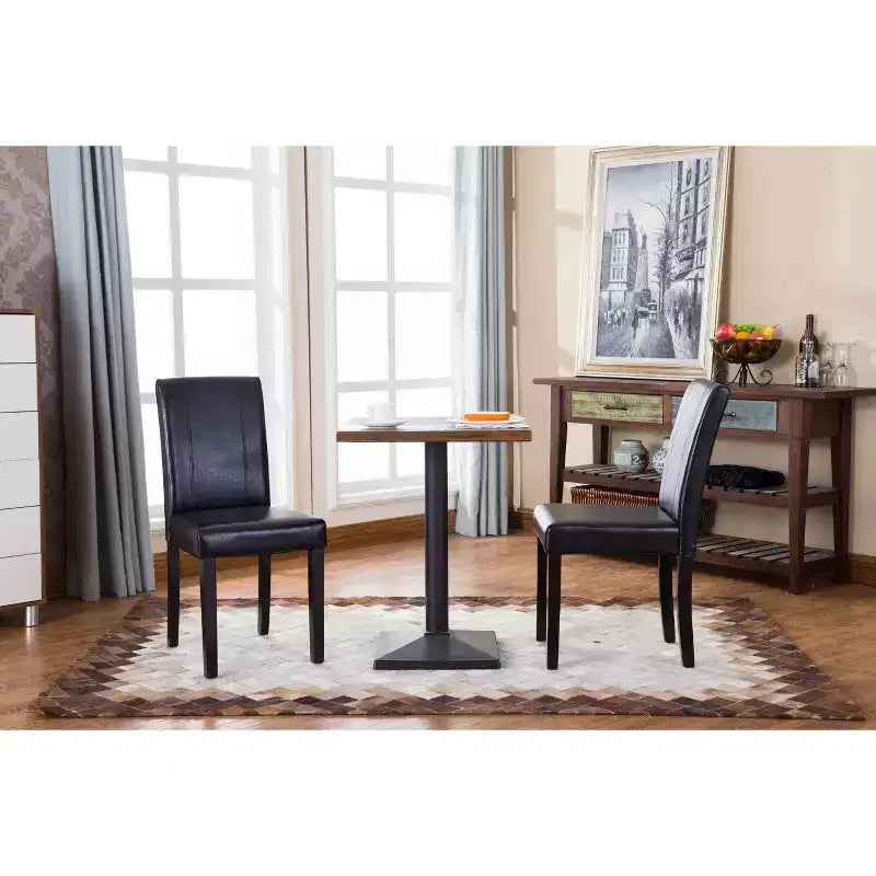 Chaises de salle à manger de style urbain Okak, chaises Parsons lot de 2, revêtement en similicuir résistant aux UV, pieds en bois massif couleur expresso et dossier fin