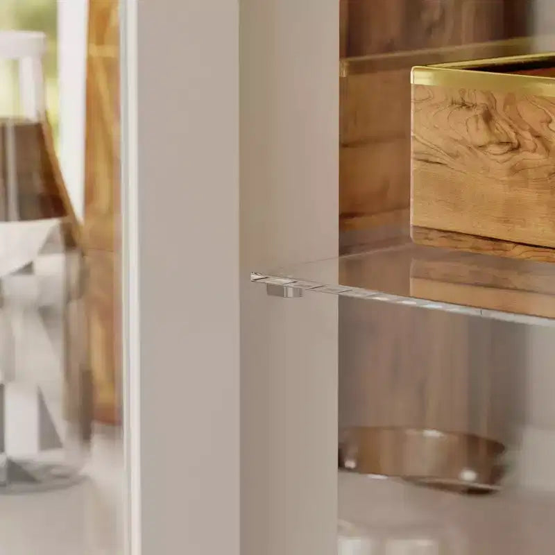 Meuble de cuisine blanc Famapy : Portes en verre, casier à vin, zones de rangement multiples. Idéal pour l'exposition et le rangement.