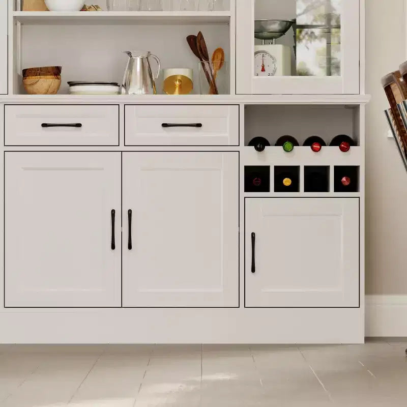 Meuble de cuisine blanc Famapy : Portes en verre, casier à vin, zones de rangement multiples. Idéal pour l'exposition et le rangement.