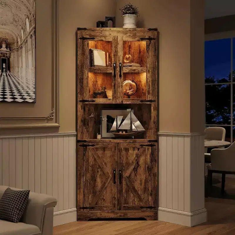 Meuble d'angle de ferme haut avec lumières intégrées, porte vitrée et étagères réglables, parfait pour le salon et l'organisation de la cuisine