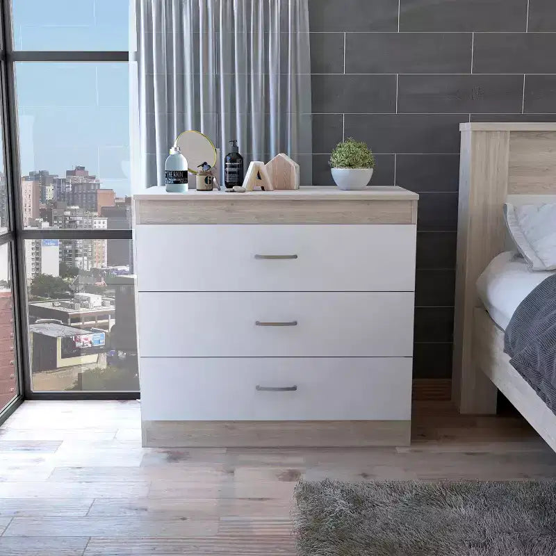 Commode compacte Okak Modern à 3 tiroirs finition bois, tiroirs superposés pour un grand espace de rangement, poignées métalliques pour salon/chambre/bureau