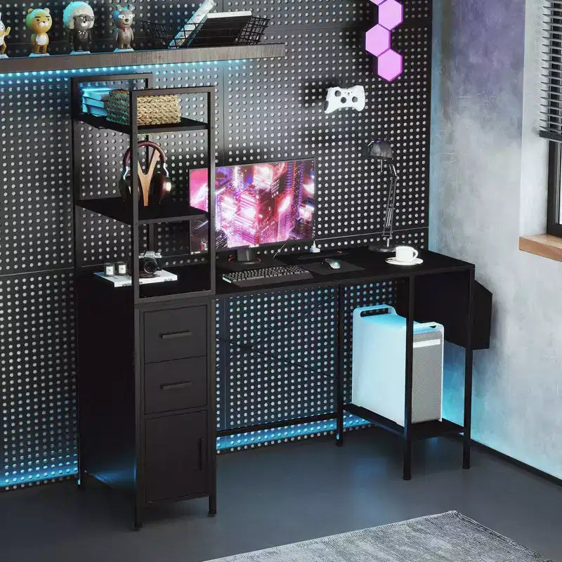 Bureau Costway avec lumières LED et prises de courant, étagères ouvertes, 2 tiroirs et armoire.