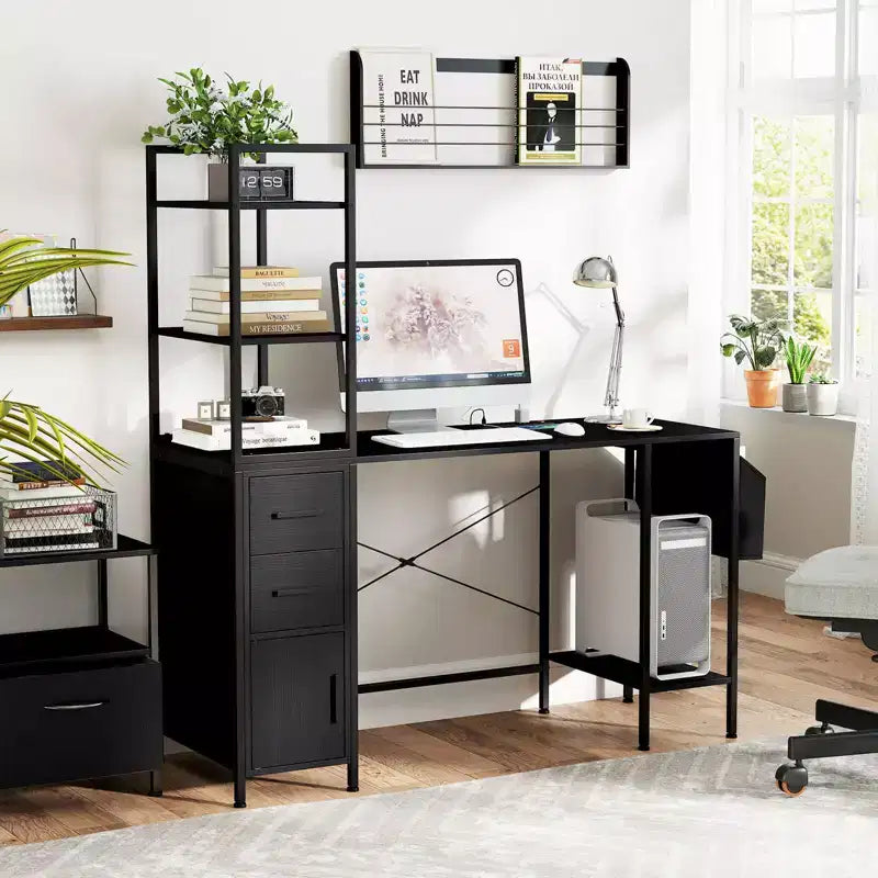 Bureau Costway avec lumières LED et prises de courant, étagères ouvertes, 2 tiroirs et armoire.