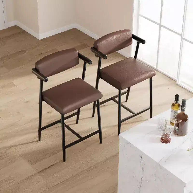 Lot de 2 tabourets de bar Acekool à hauteur de comptoir avec accoudoirs, assise et dossier larges rembourrés, cadre en métal avec repose-pieds pour îlot de cuisine, marron rustique