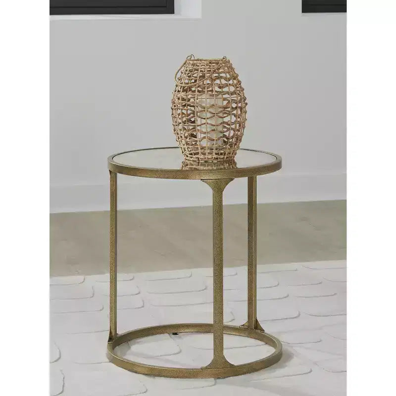 Table d'appoint ronde Korajane Signature Design by Ashley - Cadre en métal or antique avec plateau en verre imitation marbre