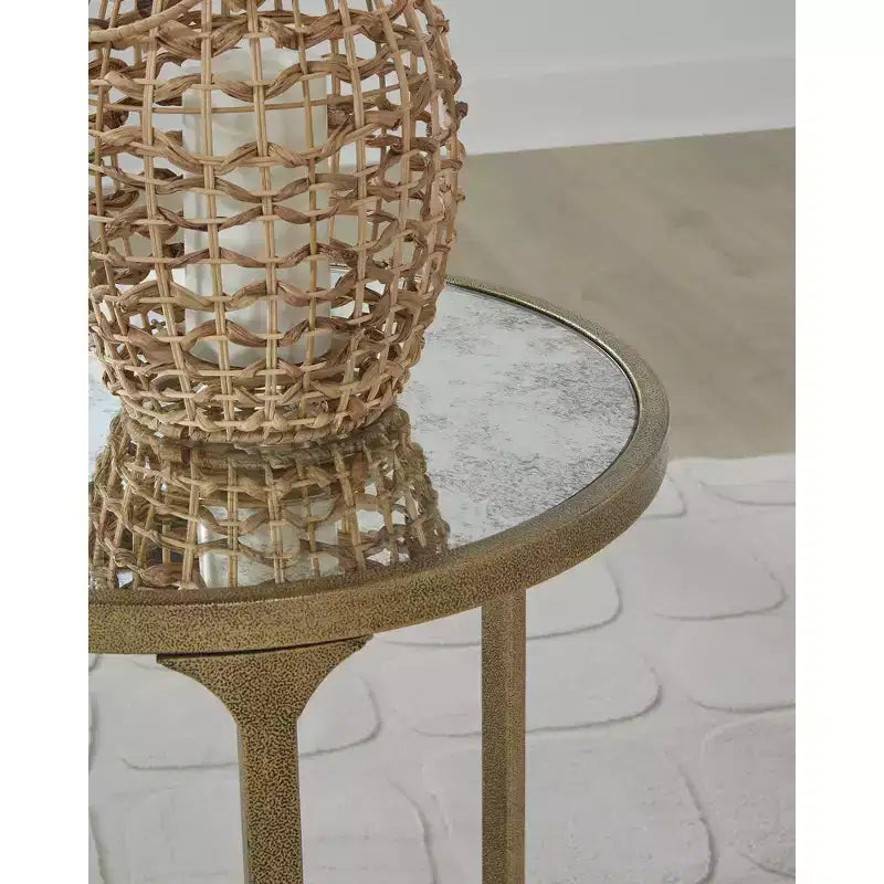 Table d'appoint ronde Korajane Signature Design by Ashley - Cadre en métal or antique avec plateau en verre imitation marbre