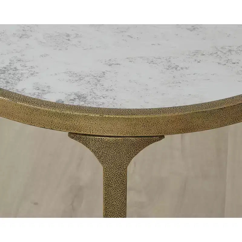 Table d'appoint ronde Korajane Signature Design by Ashley - Cadre en métal or antique avec plateau en verre imitation marbre