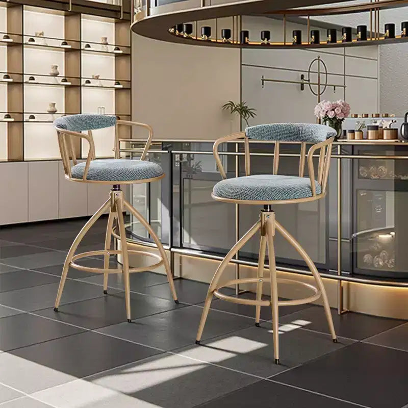 Tabouret de bar pivotant Karl Home en lin bleu neige avec pieds en bois