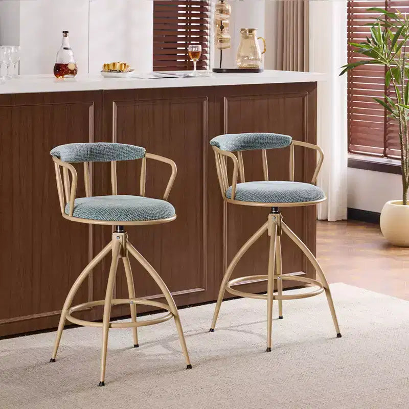 Tabouret de bar pivotant Karl Home en lin bleu neige avec pieds en bois