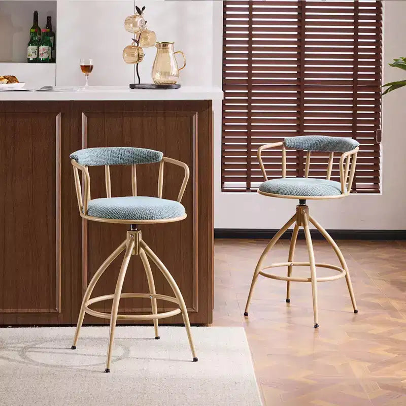 Tabouret de bar pivotant Karl Home en lin bleu neige avec pieds en bois