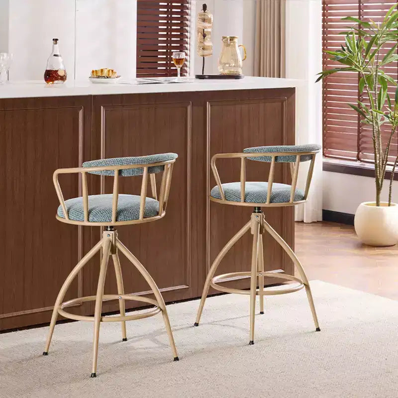 Tabouret de bar pivotant Karl Home en lin bleu neige avec pieds en bois