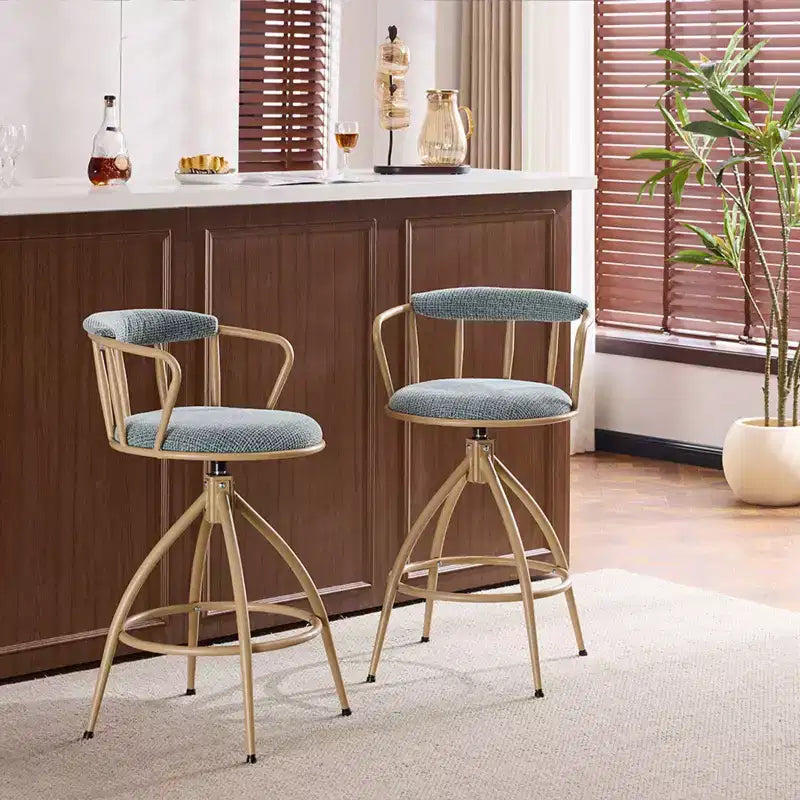 Tabouret de bar pivotant Karl Home en lin bleu neige avec pieds en bois