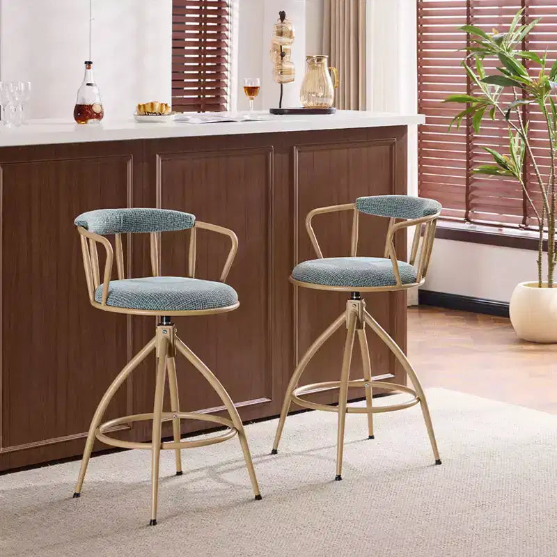 Tabouret de bar pivotant Karl Home en lin bleu neige avec pieds en bois