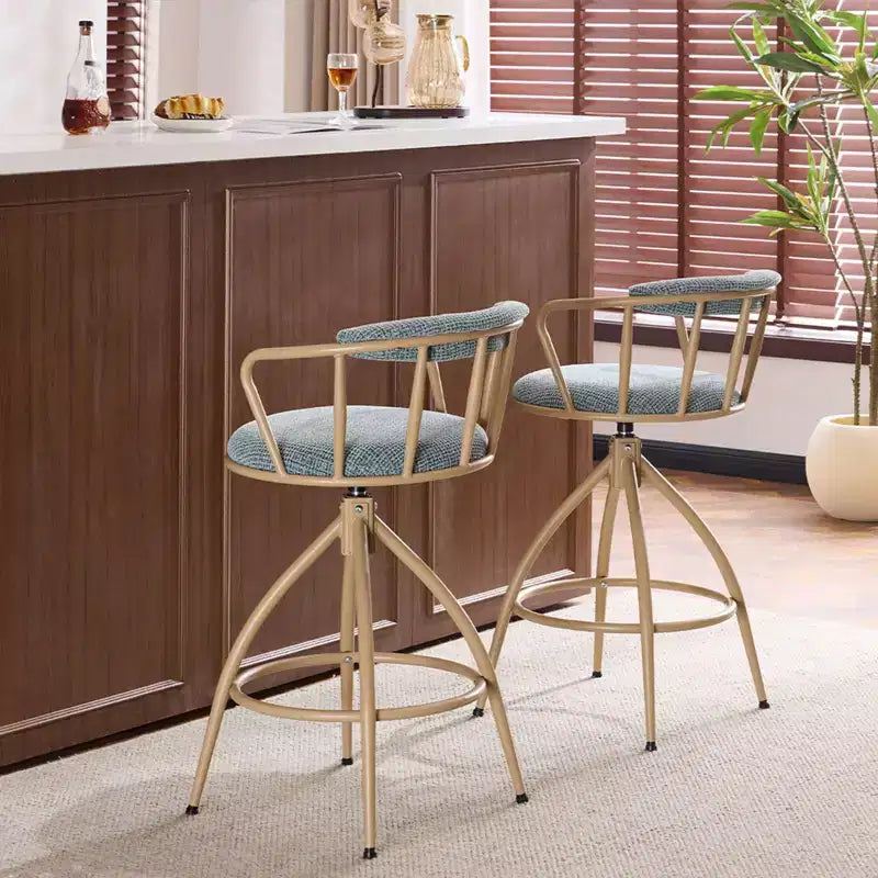 Tabouret de bar pivotant Karl Home en lin bleu neige avec pieds en bois