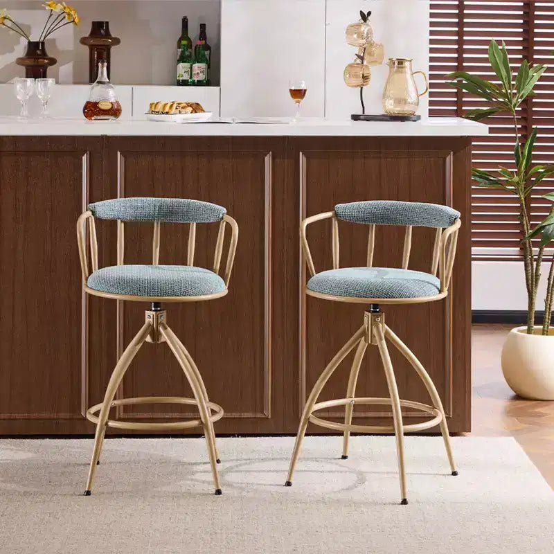 Tabouret de bar pivotant Karl Home en lin bleu neige avec pieds en bois