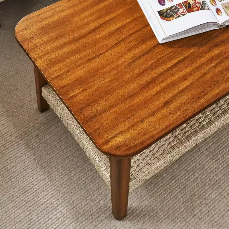 Table basse GDFStudio Ramsay en hévéa de style milieu de siècle avec étagère en rotin tressé