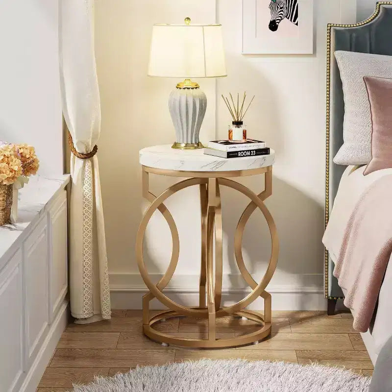 Table d'appoint industrielle ronde étroite Okak avec base en métal creux, table de chevet cylindrique pour salon, chambre à coucher