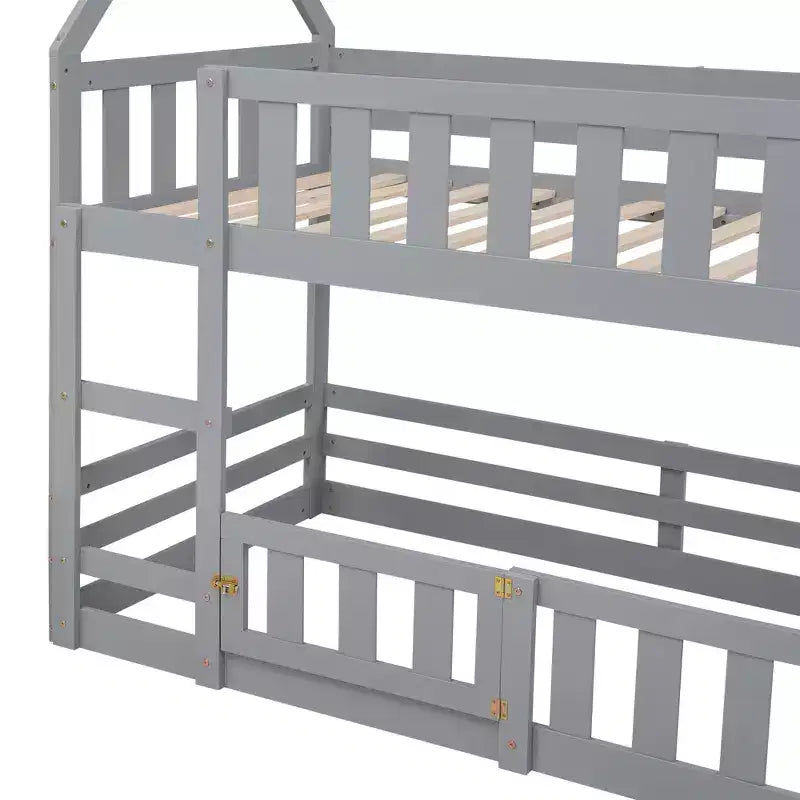 Lit superposé cabane jumeau sur jumeau pour enfants, lit superposé bas au sol avec clôture et porte, lit superposé cabane en bois de taille jumeau